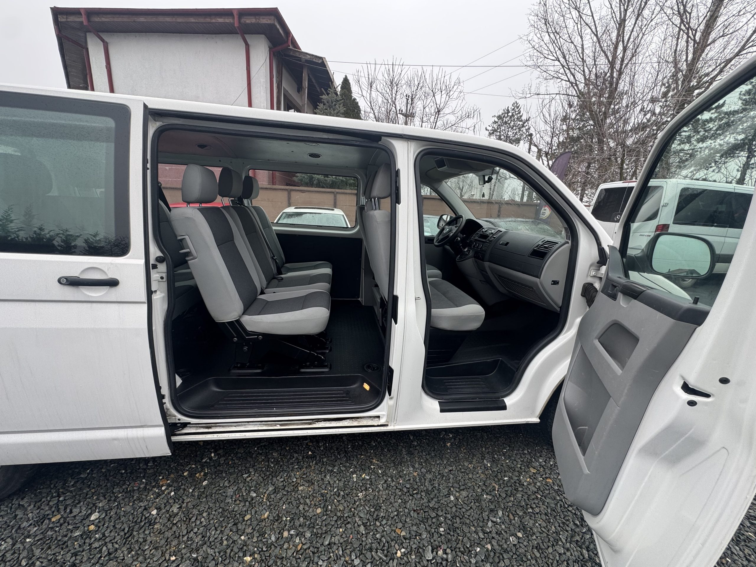 Volkswagen Trasporter 8+1 locuri model lung