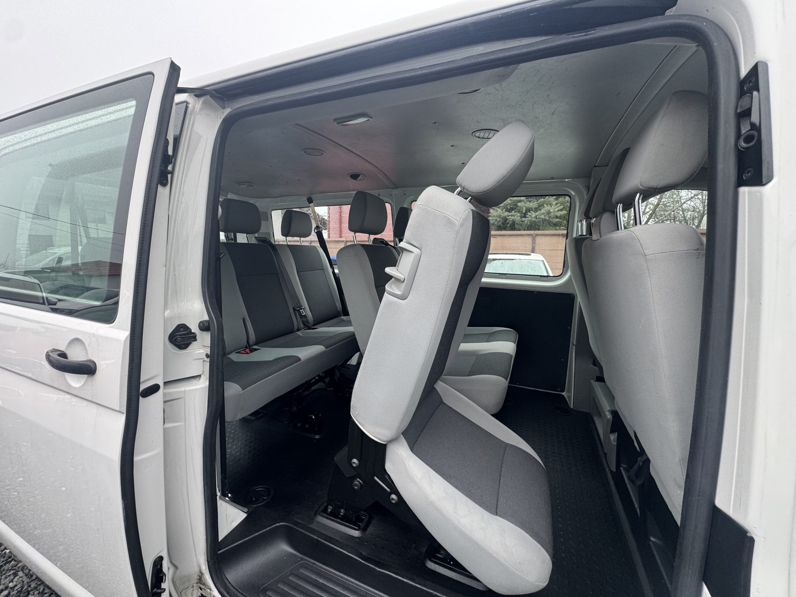 Volkswagen Trasporter 8+1 locuri model lung