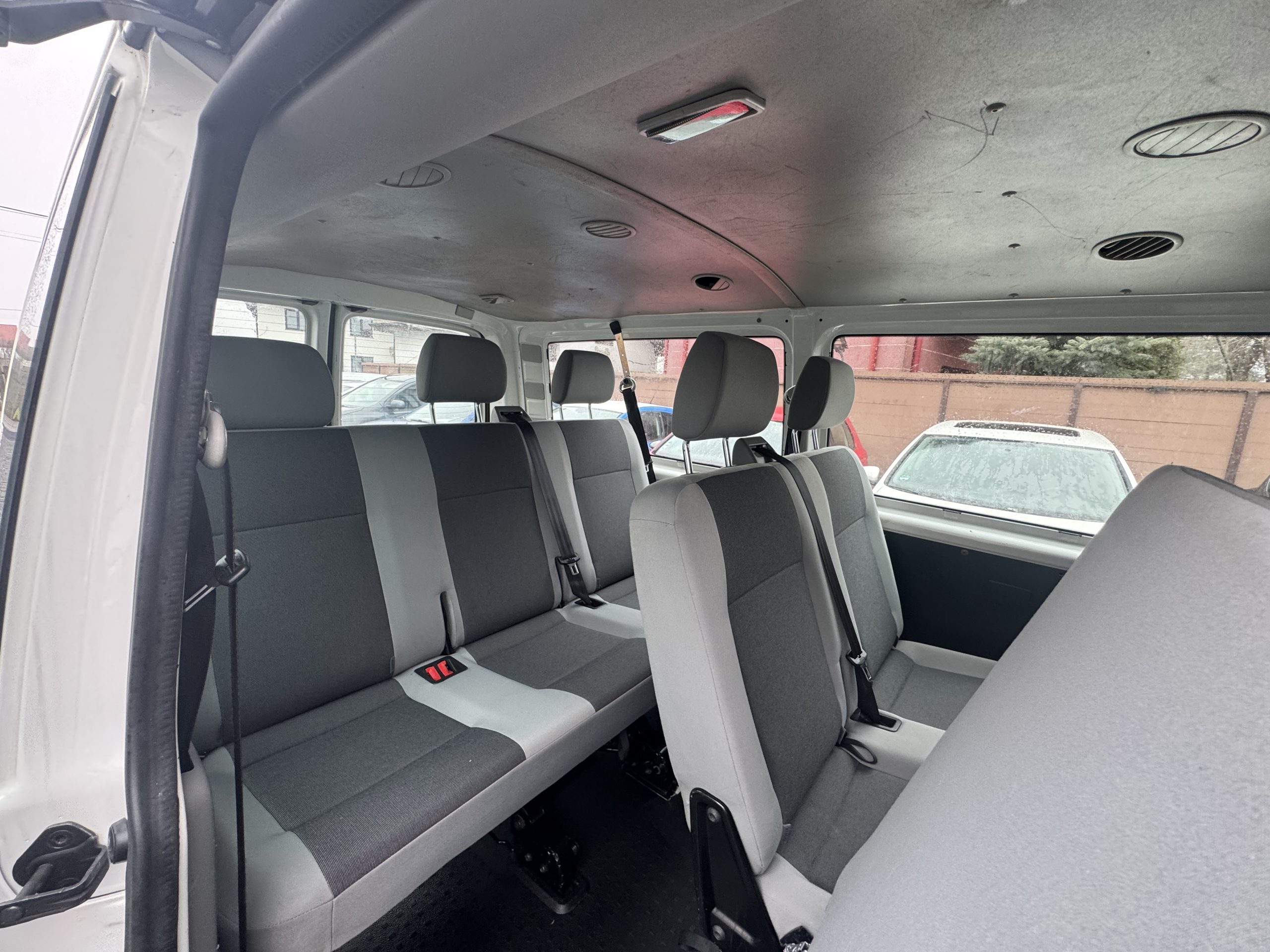 Volkswagen Trasporter 8+1 locuri model lung