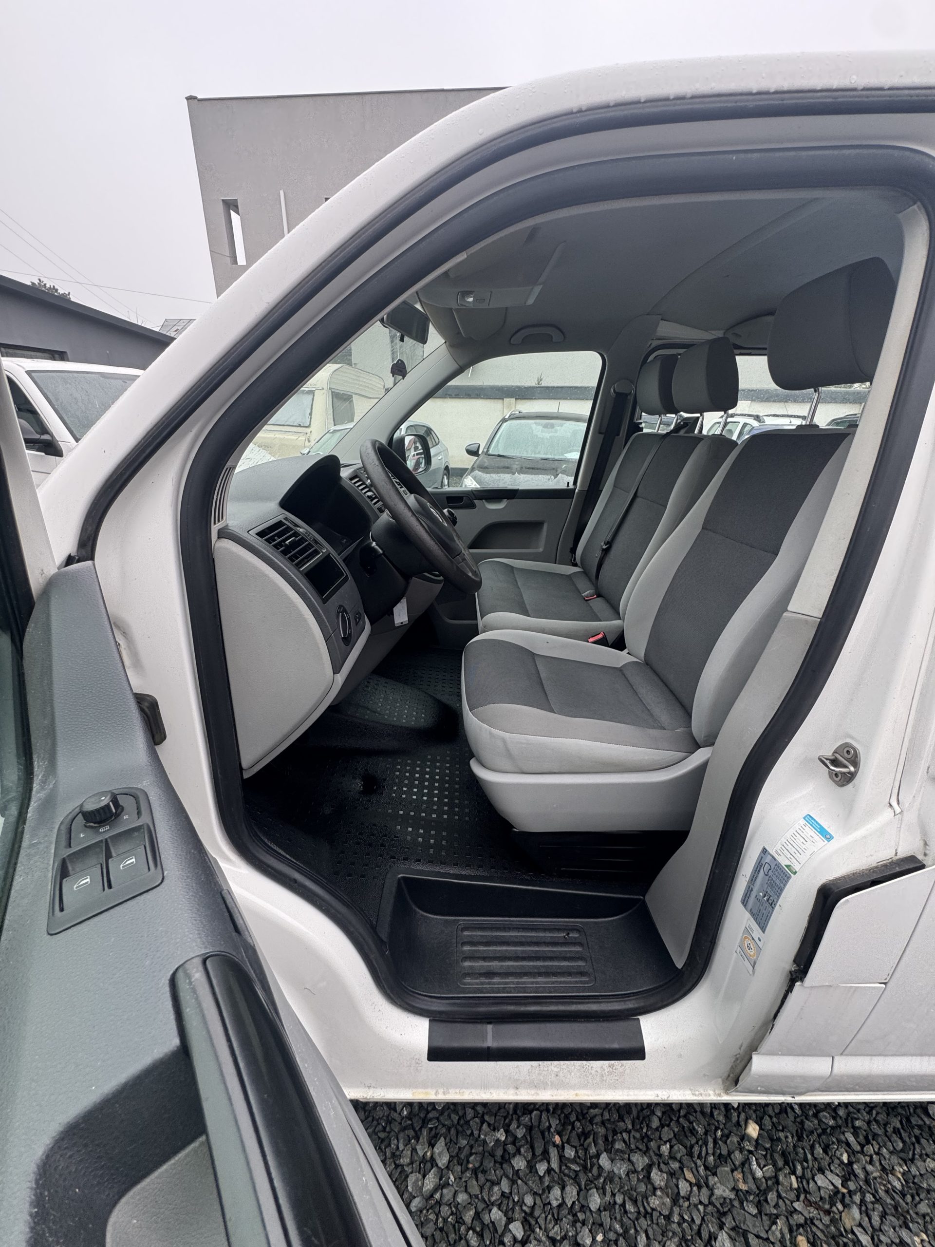 Volkswagen Trasporter 8+1 locuri model lung